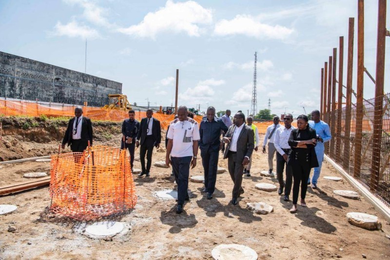 Le ministre des Transports, Amadou Koné, sur le chantier de construction de la ligne de métro dans la commune de Port-Bouët. (Ph: Sercom Ministère des Transports)