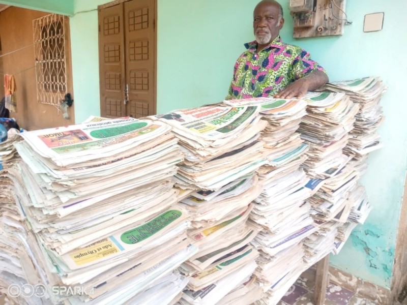 Zo Yves Michel posant avec une partie de sa collection. (Ph: Dr)