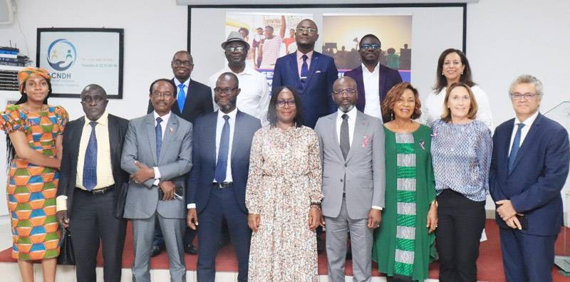 La photo de famille pour immortaliser l'événement après l'exposé du Procureur de la République, Adou Richard. (Ph: Dr)