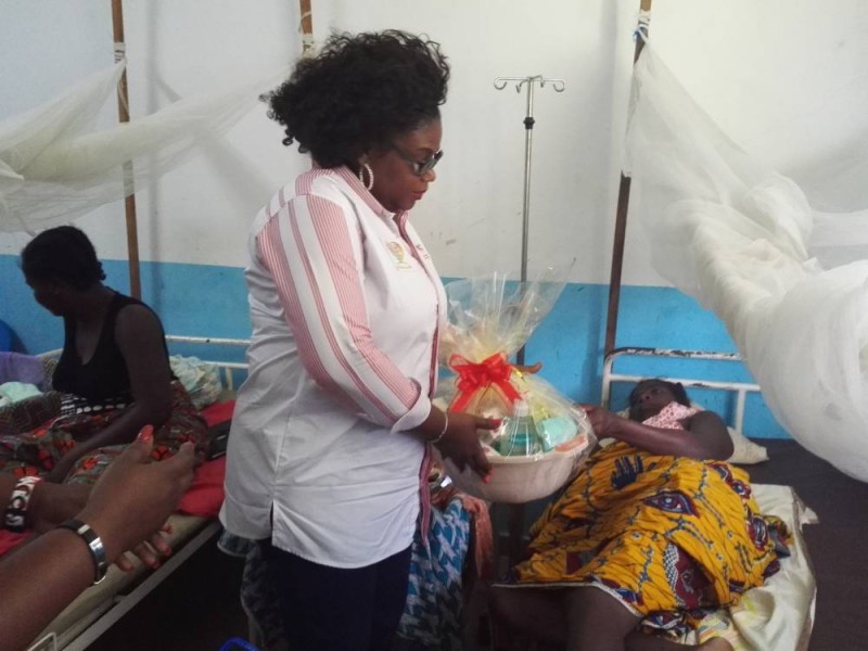 La présidente de la Fondation Kassi Marietta fait un don à une femme. (Ph: Bavane)