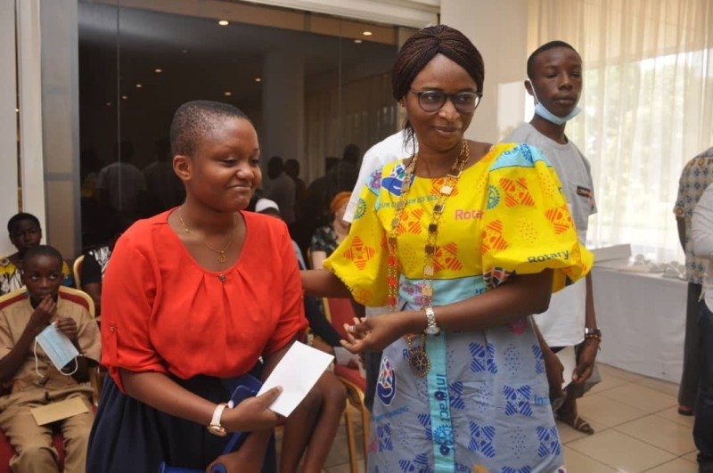 Ami Beye, présidente du Rotary Club Abidjan Golf, remettant son enveloppe à une boursière. (Ph: Dr)