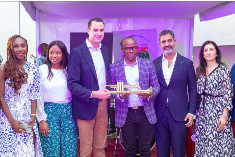 A'salfo a fait remarquer que ce don n’est pas seulement destiné aux enfants des écoles Magic System mais "à tous les enfants de la Côte d’Ivoire". (Dr)