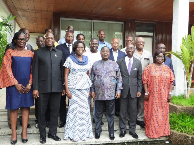 




Simone Gbagbo, Henri Konan Bédié et les délégations des deux partis politiques ayant pris part à la rencontre.