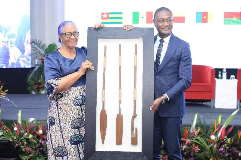 Le ministre Moussa Sanogo a reçu un présent. (Ph: Dr)