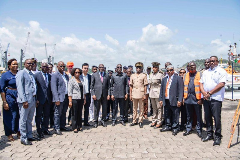 Photo famille, la communauté portuaire et des autorités administratives de San Pedro autour du ministre Amadou Koné