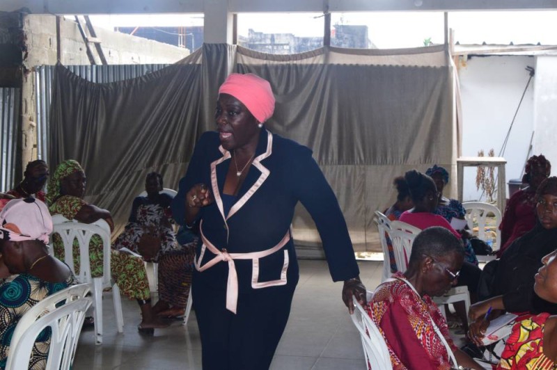 Mme Gouédan Diarra Fatou, présidente de la Fondation femme d'Afrique lève-toi expliquant aux femme l'importance de leur autonomisation. (DR)