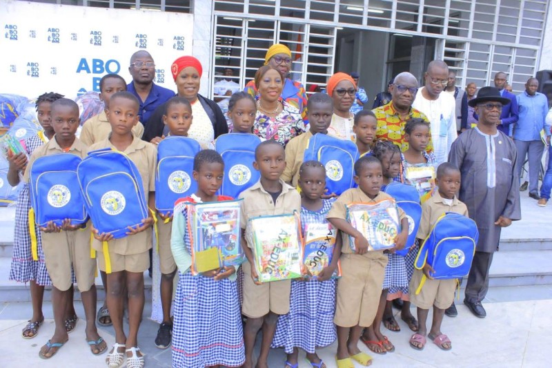 Les élèves heureux de recevoir des kits scolaires. (DR)