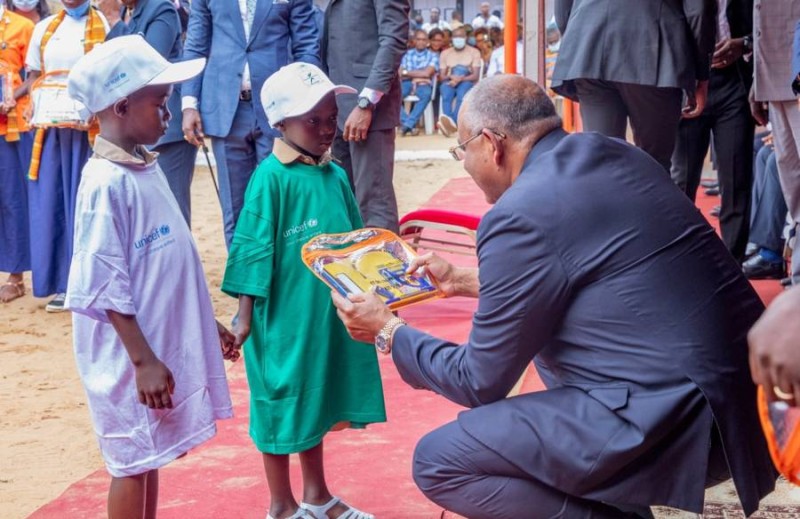 Le Premier ministre remettant un kit scolaire à un écolier. (DR)