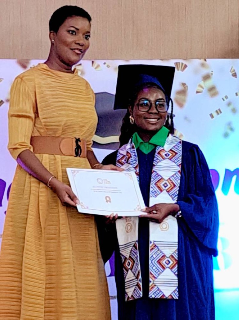 Mme Jeanne Sissoko Zézé remettant le certificat de formation à la présidente de promotion, mme Nelly Ackah. (DR)
