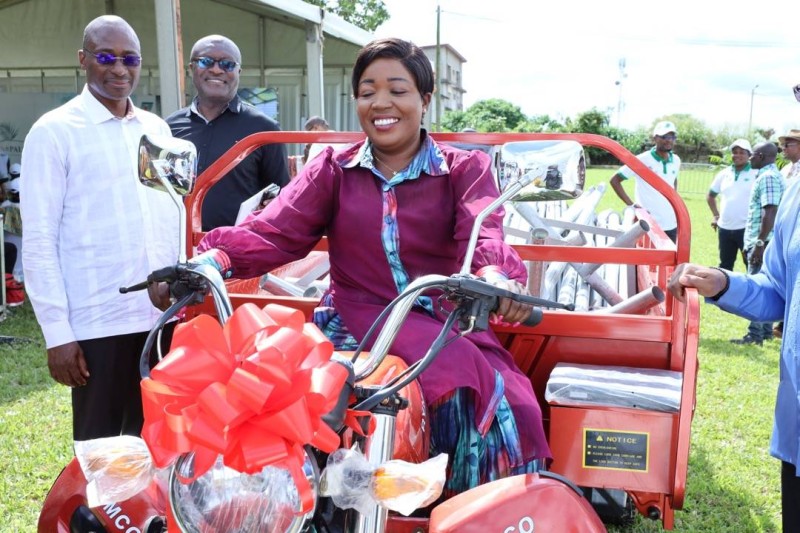 Les classés 2e et 3e meilleurs planteurs des régions ont reçu des tricycles.