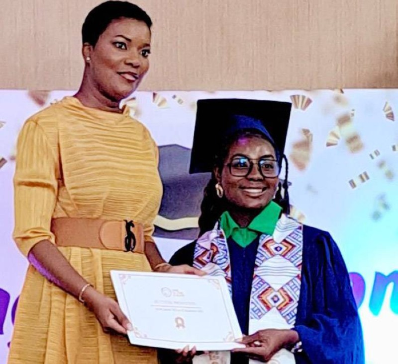 Mme Jeanne Sissoko Zézé remettant le certificat de formation à la présidente de promotion, Mme Nelly Ackah. (Ph: Dr)