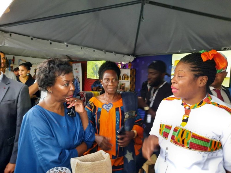 La SG de l'Oif, Louise Mushikiwabo (à gauche) se fait expliquer le procèss de production et de transformation du cacao en Côte d'Ivoire