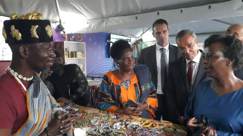 La délégation de la SG apprécie d'autres produits artisanaux ivoiriens présentés par Moustapha Kambou