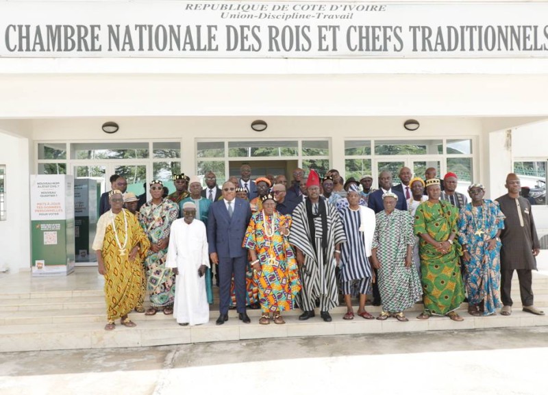 Le président de la Cei, Ibrahime Coulibaly-Kuibiert, les commissaires de l'organe électoral et les rois et chefs traditionnels se sont engagé à collaborer pour le succès de l'opération. (Dr)