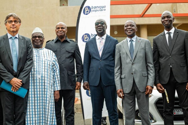 Le Dg de Bpci (au centre) et Mamadou Bamba (à droite) ont reçu les encouragements du ministre des Transports (2e à partir de la droite). (Ph: Dr)