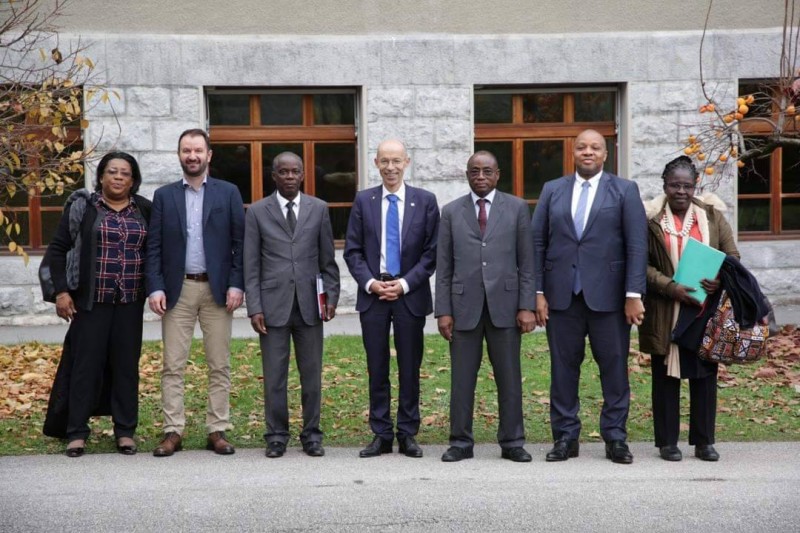 La délégation du ministre Koffi N'Guessan et des responsables d'établissements suisses ont posé pour la postérité. (Ph: Dr)