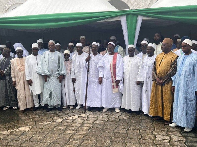 L’imam de la grande mosquée de la Riviera Golfe, Moumine Traoré,  entouré de plusieurs dignitaires religieux (DR)