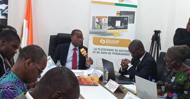Le directeur général des infrastructures routières, Kouakou Germain (micro en main), s’est réjoui de la réception de cet outil. (Ph: Dr)
