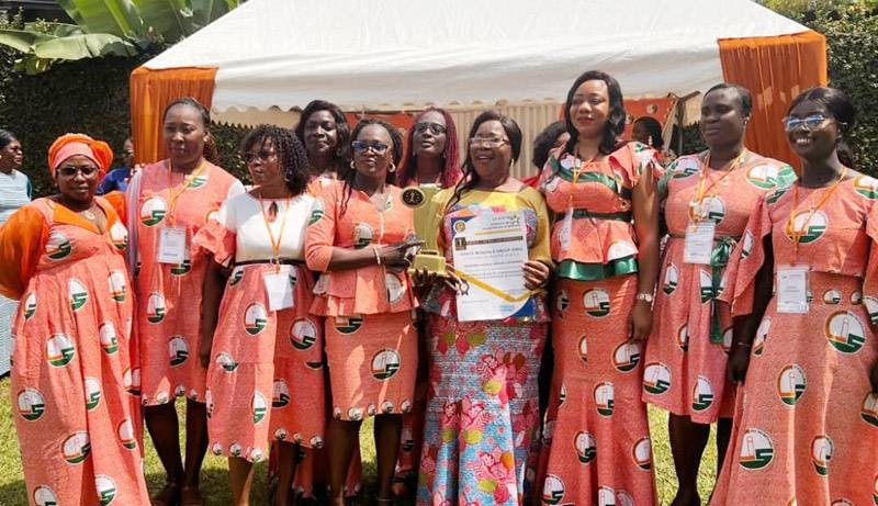 Mme Catherine Assalé Kouakou Amoin (au centre, trophée et diplôme en mains), présidente de la Ligue ivoirienne des secrétaires, entourée de ses plus proches collaboratrices. (Ph: Dr)