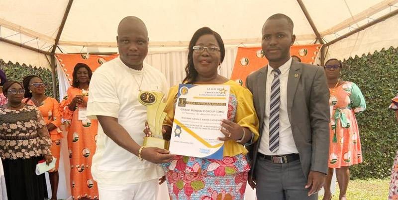 Mme Catherine Assalé Kouakou Amoin, présidente de la Ligue ivoirienne des secrétaires, recevant son prix des mains des responsables de Grâce mondiale group. (Ph: Dr)