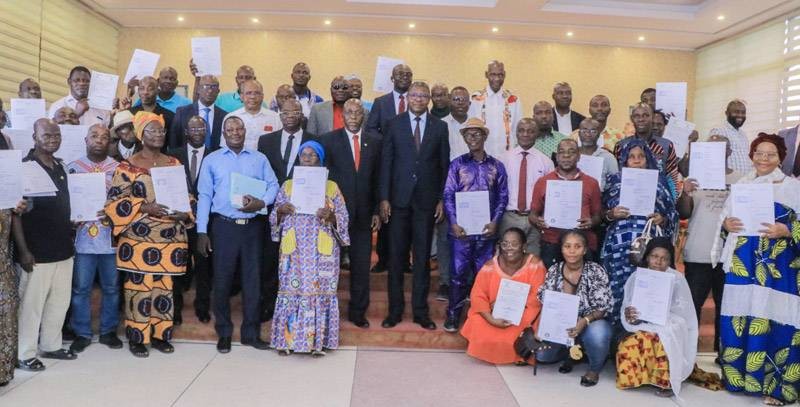 La photo de famille après la remise des titres de propriété. (Ph: Dr)