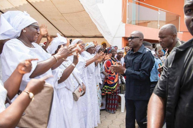 A l'accueil du ministre Amadou Koné de nombreuses femmes ont tenu à lui exprimer leur reconnaissance