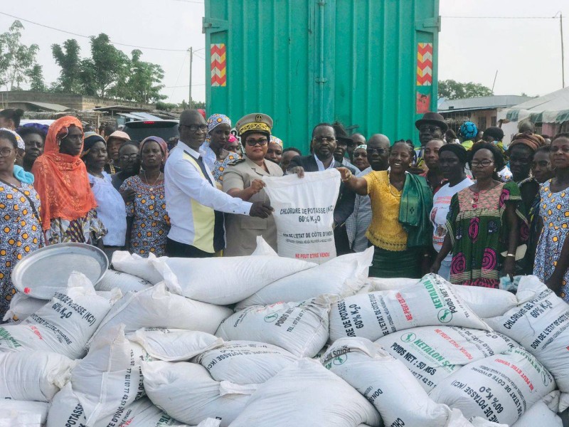Le ministre Adjoumani offre 5 tonnes d'engrais aux femmes