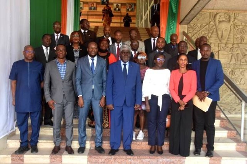 : Le ministre-gouverneur Beugré Mambé veut augmenter le montant du prix Alassane Ouattara du jeune entrepreneur émergent pour donner la chance à un grand nombre. (DR)