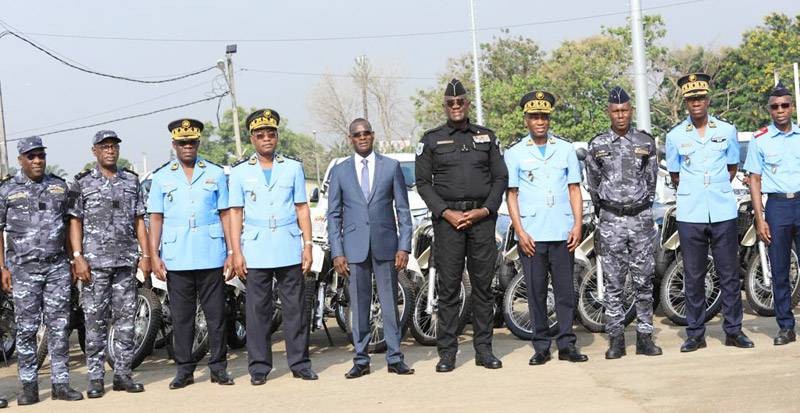 Le ministre Vagondo Diomandé pose avec le DG de police et ses collaborateurs. (Ph: DGPN)
