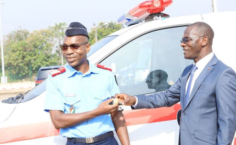 Le ministre de tutelle remettant symboliquement les clés des 2 ambulances. (Ph: DGPN)
