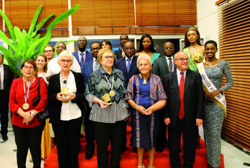Photo de famille des lauréats des trophées France-Ivoire, des organisateurs et de l'ambassadeur Jean-Chistophe Belliard (au premier plan). (Ph: Poro Dagnogo)