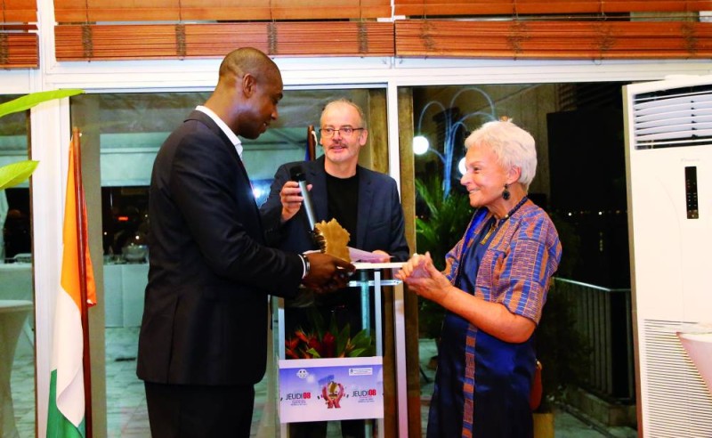 Le lauréat Olivier Kapo recevant son trophée des mains de Martine Ducoulombier, présidente du comité d'organisation. (Ph: Poro Dagnogo)