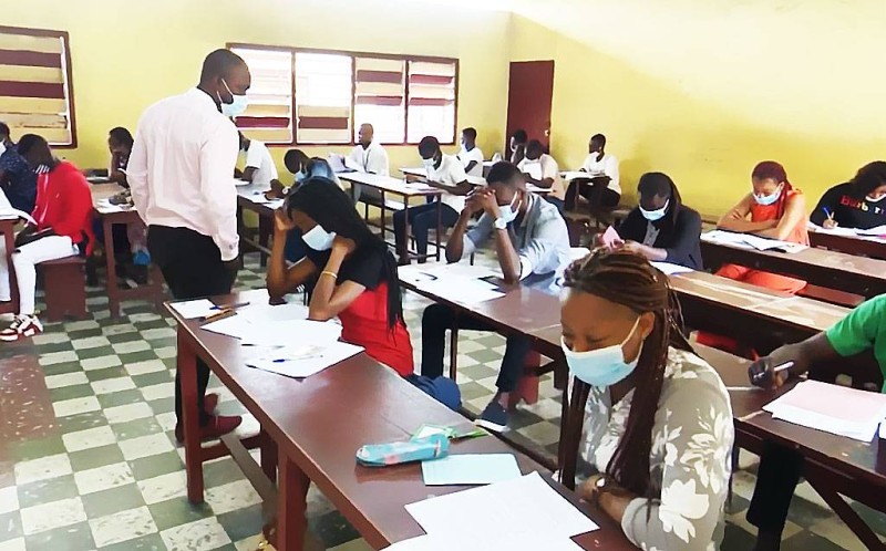 Étudiants en composition des épreuves de  Bts. (Ph: Dr)