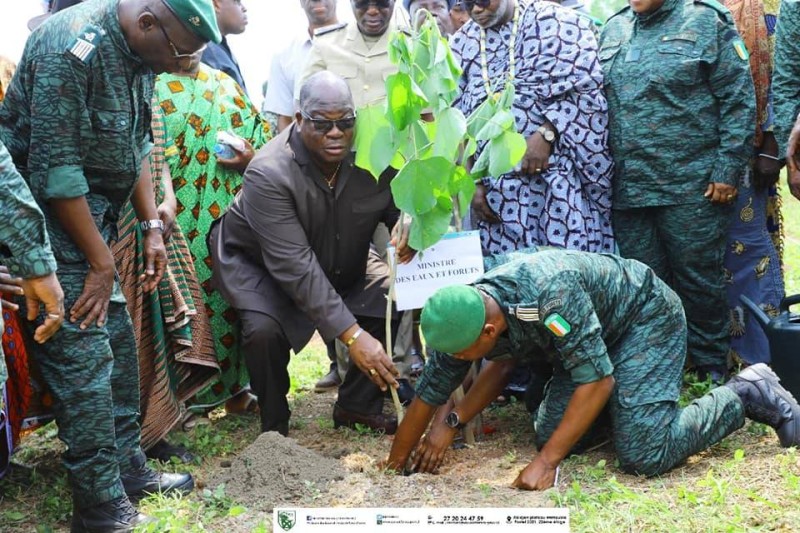 Le ministre Tchagba plantant un arbre