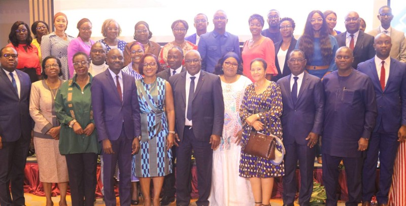 La photo de famille après le panel: « Gestion des fonds des clients des notaires : retour d’expériences Caisse des dépôts et consignations du Sénégal (Cdc-Sénégal) et Caisse des dépôts et consignations de Côte d’Ivoire (Cdc-ci) »