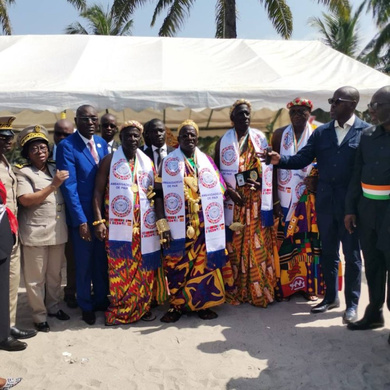 Photo de famille des nouveaux ambassadeurs de paix et avec les autorités. (Ph: Dr)