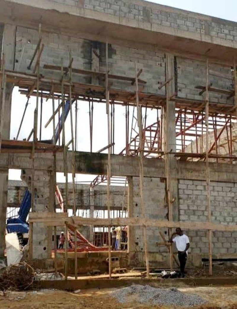 La charpente métallique d'une église en construction. (Ph: Dr)