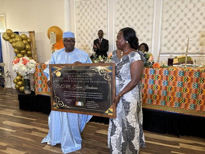 SEM Ibrahima Touré recevant un présent de la part des femmes ivoiriennes de la ville de Baltimore