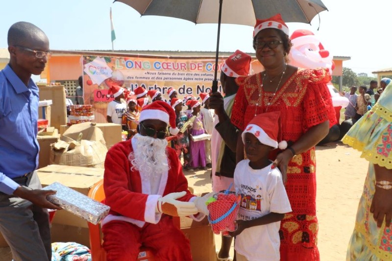 La présidente de l'Ong heureuse de voir les enfants en joie. (Ph: Dr)