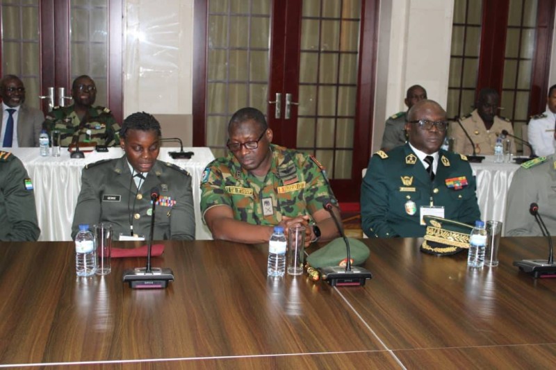 Premier à partir de la droite, le Chef d'état-major général des Armées de Côte d'Ivoire, le général de corps d'armée Lassina Doumbia