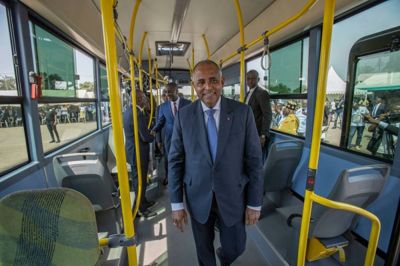 Le Premier ministre Patrick Achi dans un des autobus en circulation à Yamoussoukro depuis le 23 décembre 2022