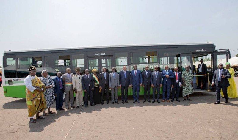 Photo de famille avec la notabilité de Yamoussoukro