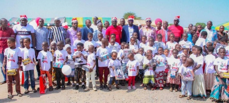Grâce à l'action de M. Dembélé, de nombreux enfants ont reçu des cadeaux pour célébrer la noël