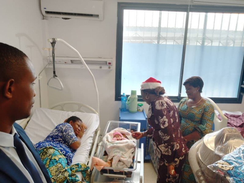 Le maire Kandia Camara visitant la maternité de l’hôpital.(DR)