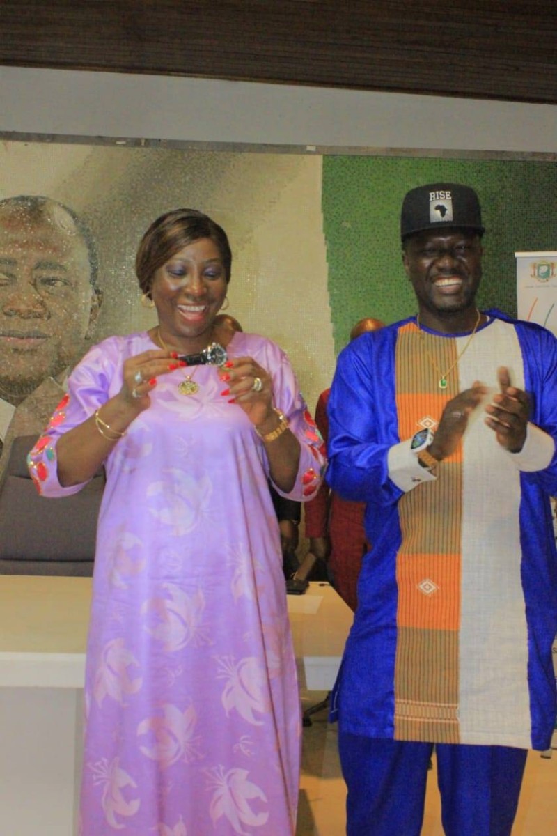 Le maire Kandia Camara en compagnie du fondateur de l'Ong ABC, David Coulibaly. (DR)