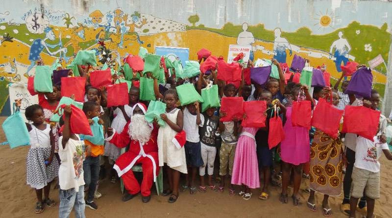 Des enfants brandissant fièrement leurs cadeaux. (Ph: Dr)