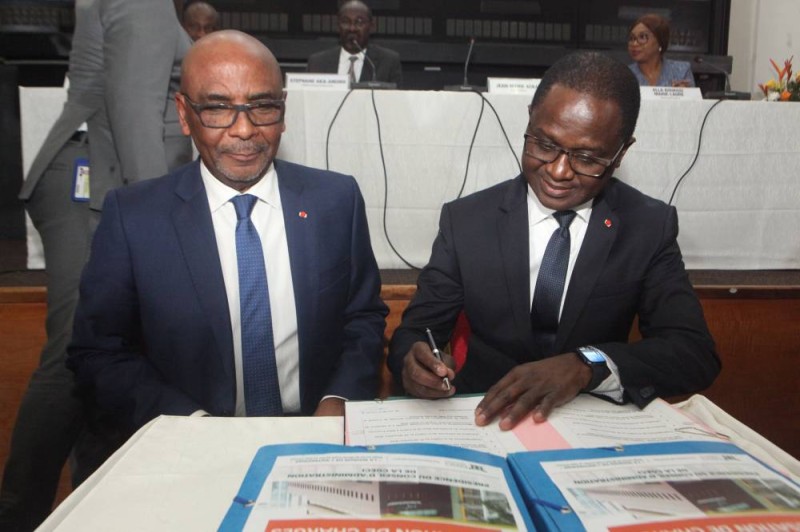 Le président sortant (à gauche) et le président entrant (à droite) paraphent le document (DR)