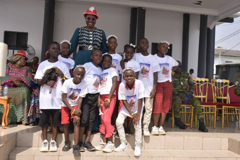 Mme Doumbia posant avec des enfants. (Ph: BIPA)