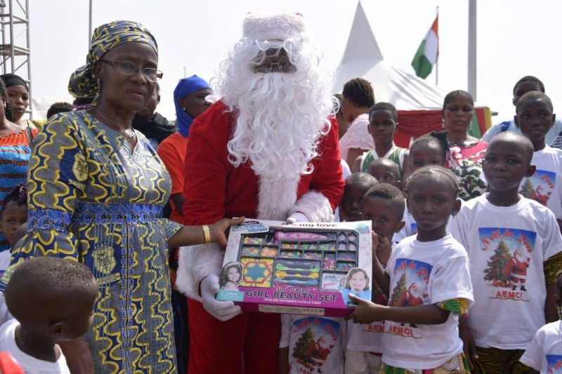 Le père Noël offrant un cadeau de façon symbolique. (Ph: BIPA)