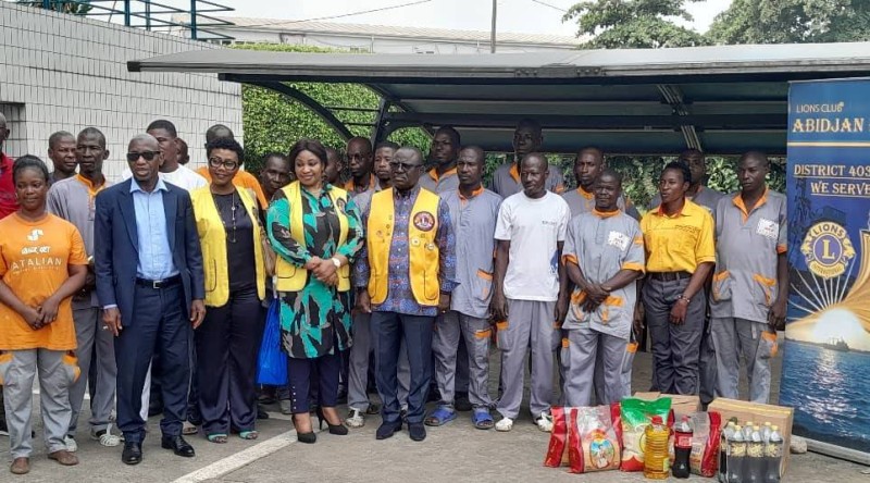 Lions club international Abidjan perle a fait don aux agents de sécurité du groupe Bolloré et Abidjan Terminal.
